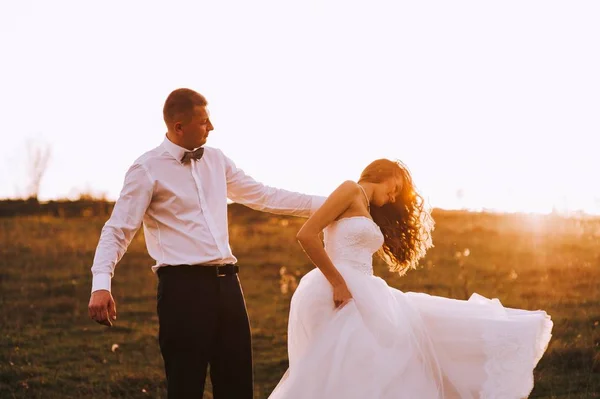 Esküvő házaspár naplemente — Stock Fotó