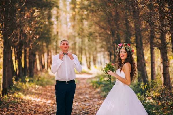 Feliz novia y novio caminando —  Fotos de Stock