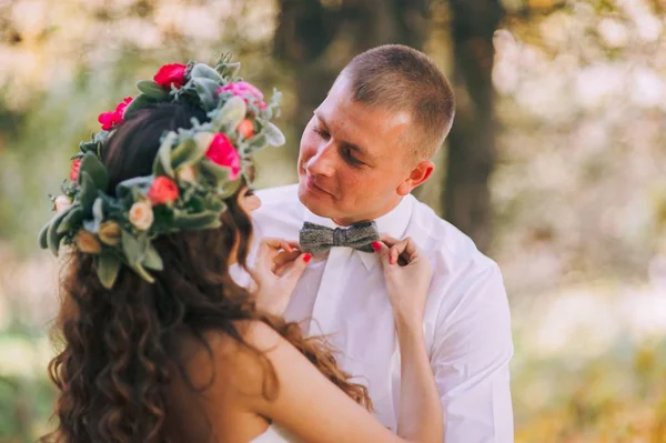 Lyckliga bruden och brudgummen promenader — Stockfoto