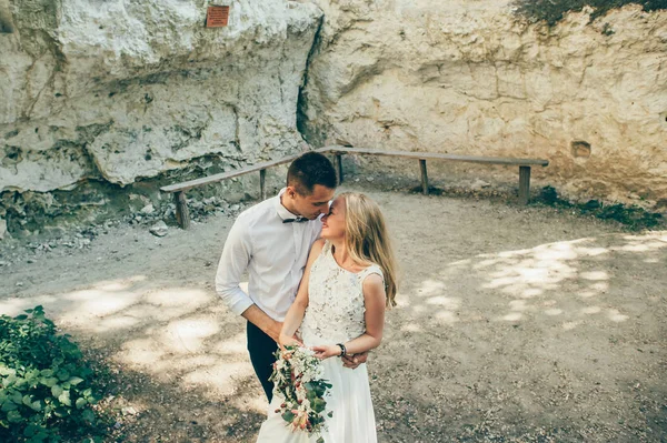 Matrimonio coppia vicino roccia — Foto Stock