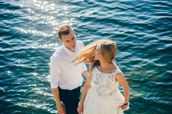 Casal apaixonado abraçando em uma praia tropical — Fotografia de Stock
