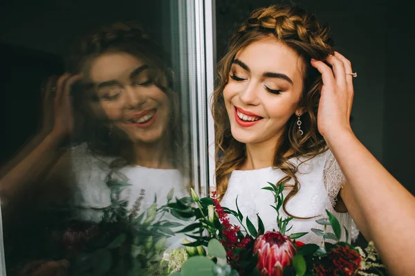 Hermosa novia con un ramo de flores —  Fotos de Stock