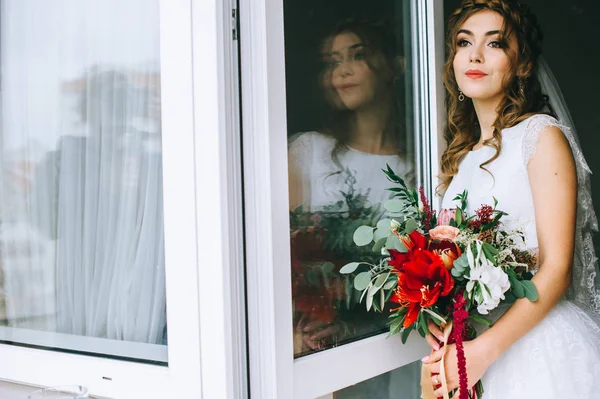 Krásná nevěsta s kyticí květin — Stock fotografie