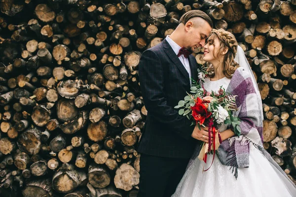 Belo jovem casal no dia do casamento — Fotografia de Stock