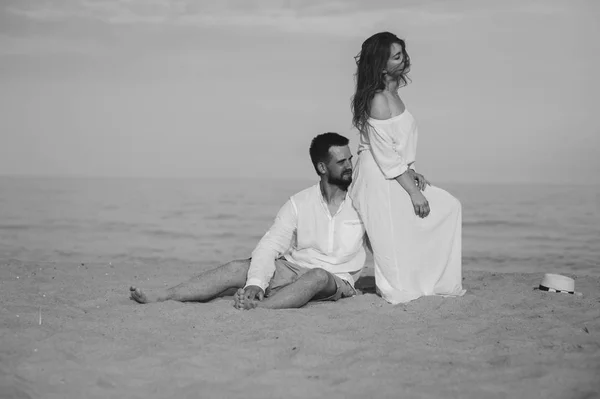 Casal apaixonado na praia — Fotografia de Stock