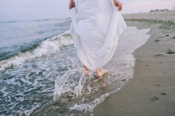 Brud i vit klänning på stranden — Stockfoto