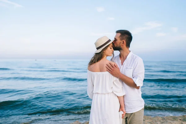 Casal apaixonado na praia — Fotografia de Stock