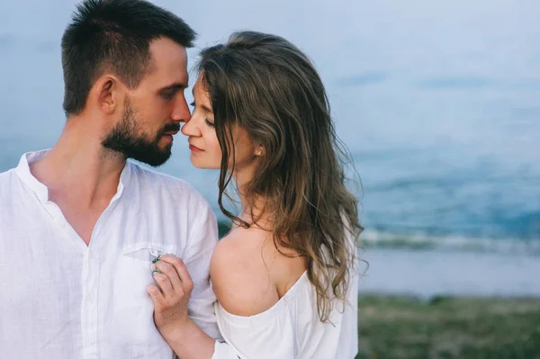 Casal apaixonado na praia — Fotografia de Stock