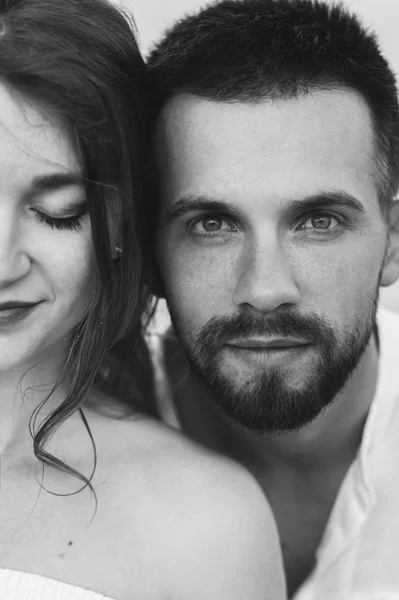 Pareja enamorada en la playa —  Fotos de Stock