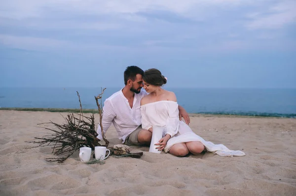 Casal apaixonado na praia — Fotografia de Stock