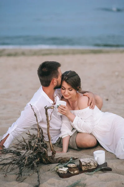 Casal apaixonado na praia — Fotografia de Stock