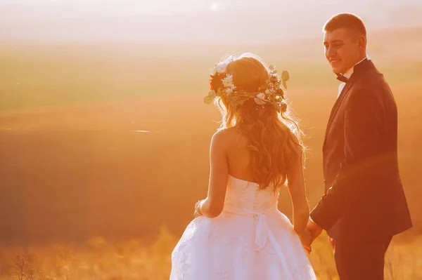 Atractiva pareja de boda —  Fotos de Stock