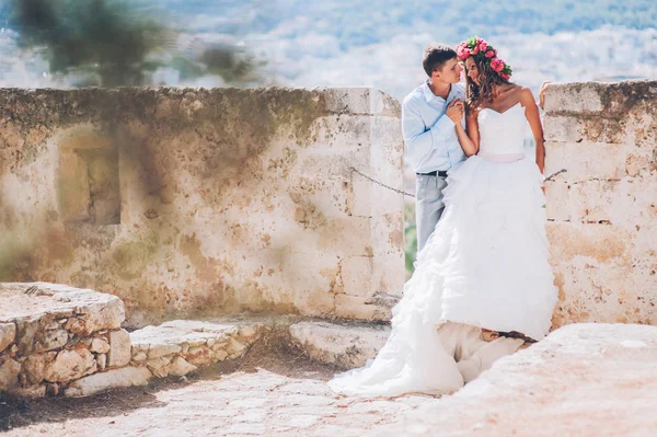 Felice sposa e sposo posa — Foto Stock