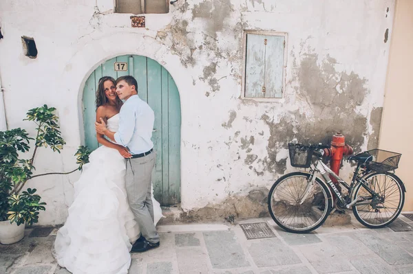 Bruden och brudgummen framför dörrar — Stockfoto