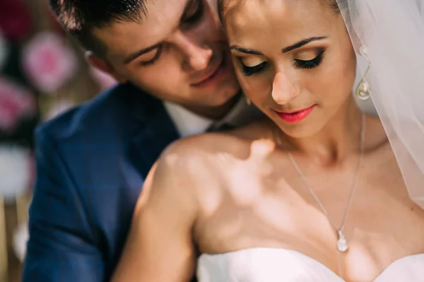 Beautiful bride and groom — Stock Photo, Image