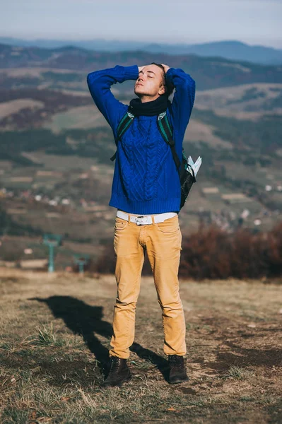 Bir kaya üzerinde duran genç adam — Stok fotoğraf
