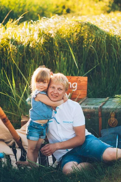 Père et fille dans le parc — Photo