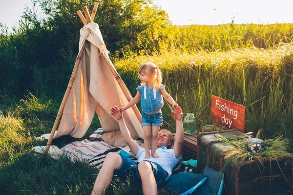 Père et fille dans le parc — Photo