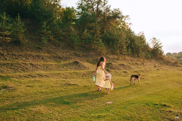 Madre walkig con hija pequeña — Foto de Stock