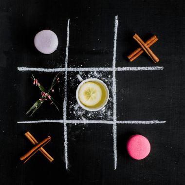 Tic Tac Toe ve çay macarons