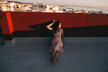 güzel esmer genç kadın 