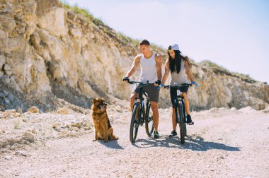 Genç çift ve köpek