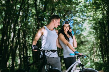 Genç çift sürme motosiklet