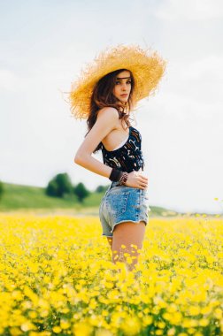 Tarlada güzel bir kız 