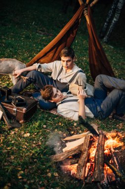  bir kamp ateşi etrafında oturan ikiz kardeşler 