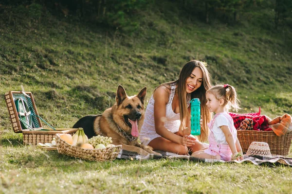 Moeder en dochter op een picknick — Stockfoto