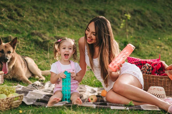 Mãe e filha num piquenique — Fotografia de Stock