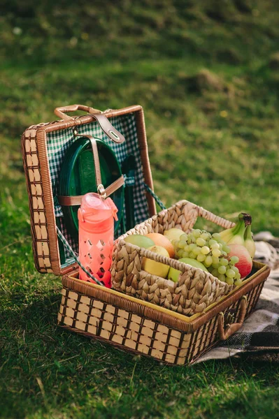 Cesta de piquenique na grama verde — Fotografia de Stock