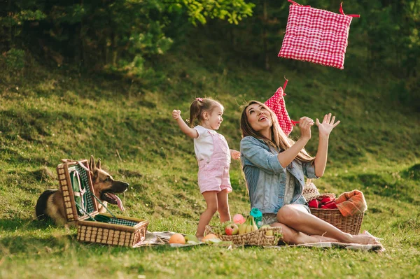 Madre e hija en un picnic —  Fotos de Stock