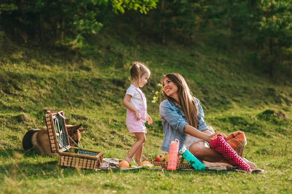 Mère et fille à un pique-nique — Photo