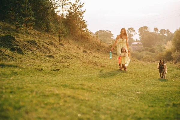 Moeder walking met dochtertje — Stockfoto