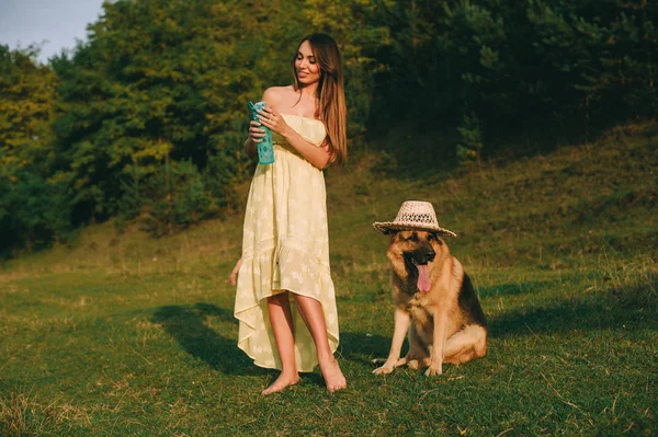 Giovane ragazza e il suo cane — Foto Stock