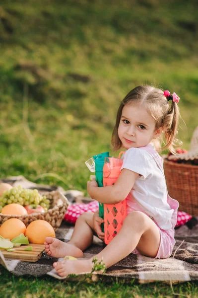 Zadumany dziewczyna na piknik — Zdjęcie stockowe