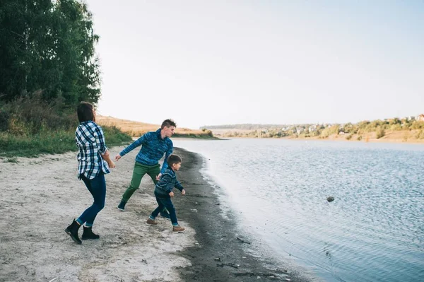 Familj spelar nära lake — Stockfoto