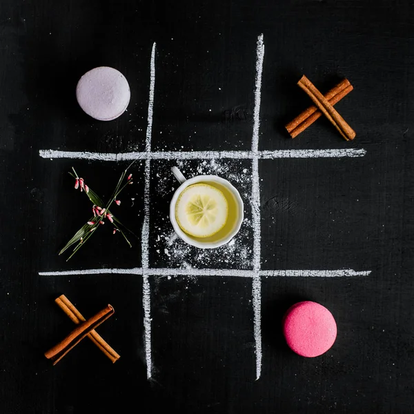 Tic-tac-toe, és tea macarons — Stock Fotó