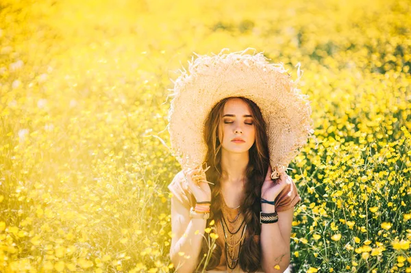 Romantisches Hippie-Mädchen steht auf einem Feld. — Stockfoto