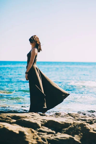 Hermosa modelo de moda en la playa —  Fotos de Stock