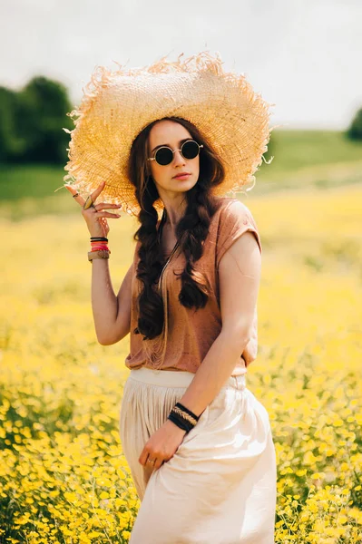 Mujer joven disfrutando del aire libre — Foto de Stock