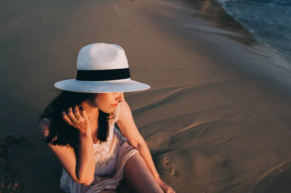 Žena odpočívá na krásné pobřeží — Stock fotografie