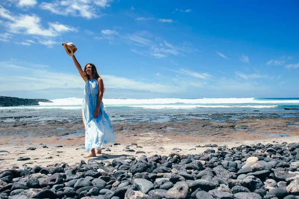 Belle fille sur la plage — Photo