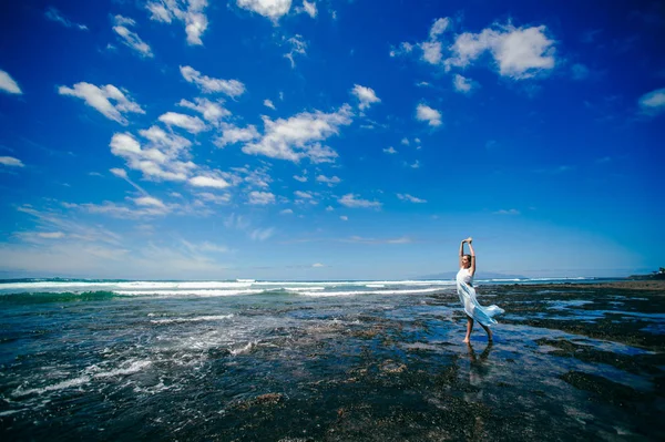 Belle fille sur la plage — Photo