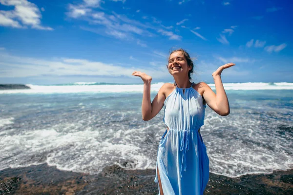 Hermosa chica en la playa — Foto de Stock