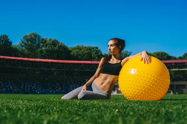 Retrato de mulher magra fazendo exercícios — Fotografia de Stock