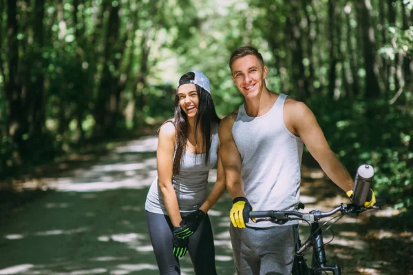 Молодая пара езда на велосипеде — стоковое фото