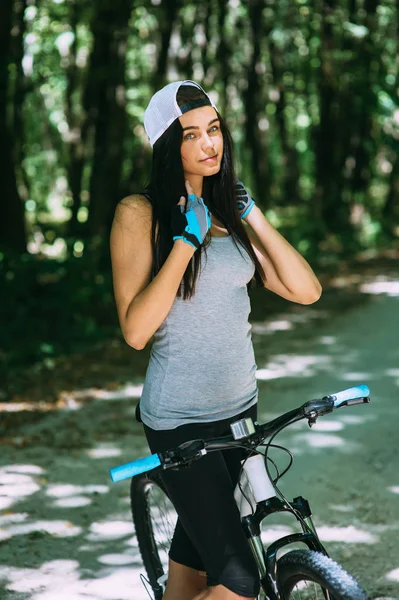 Красивая девушка-велосипедистка — стоковое фото
