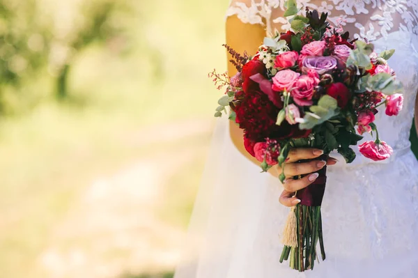 Nevěsta se svatební kyticí — Stock fotografie